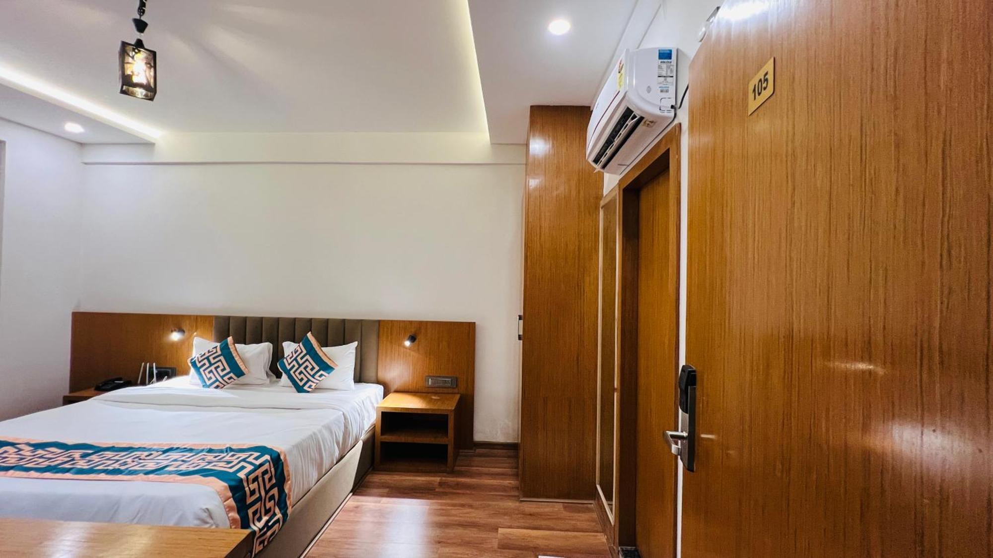 Hotel Aashraya Dod Jala Exteriör bild