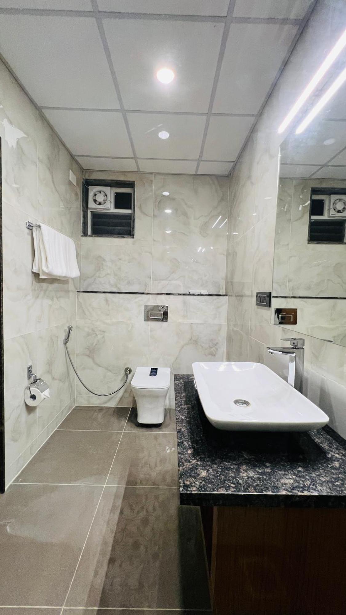 Hotel Aashraya Dod Jala Exteriör bild