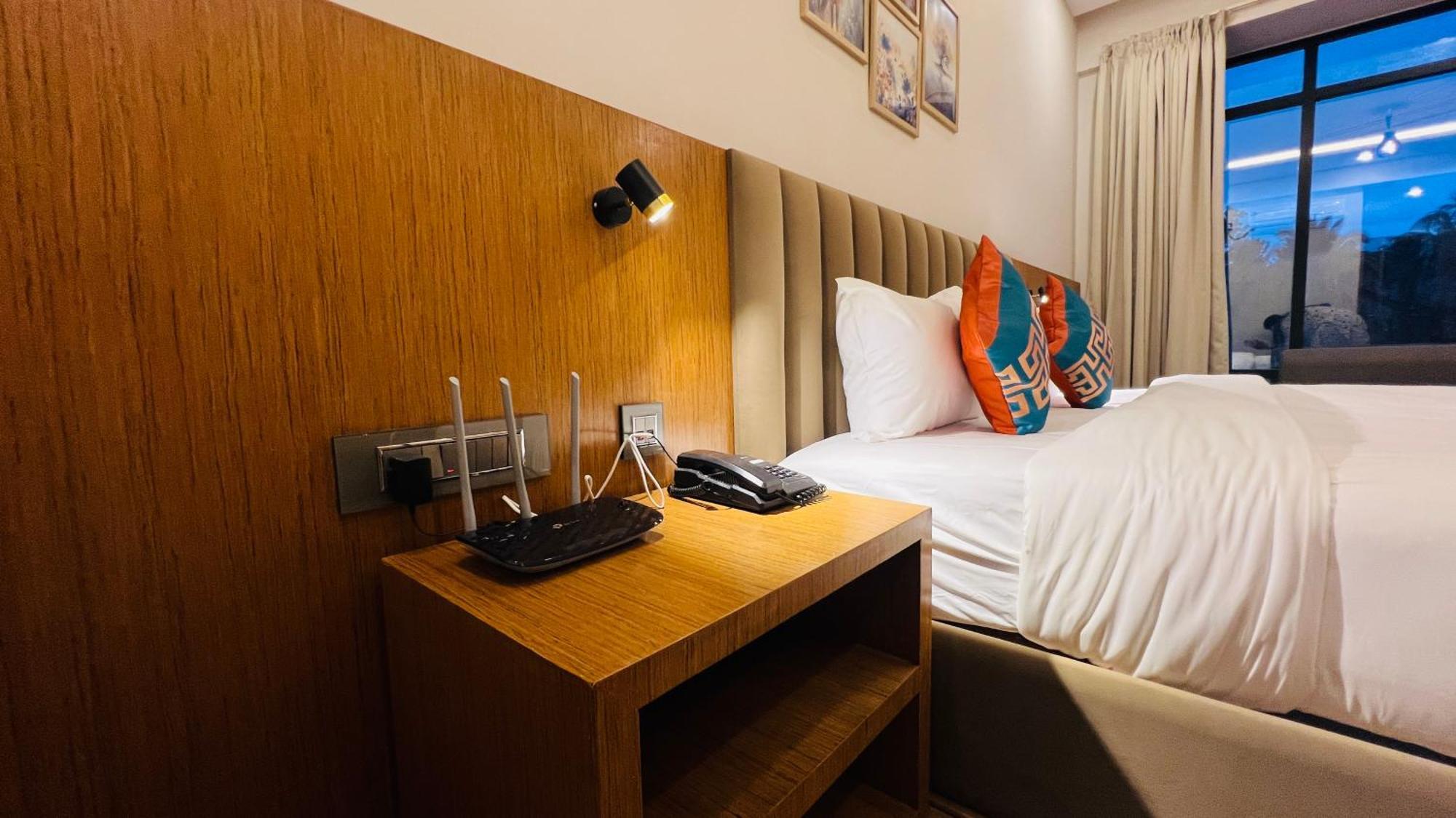 Hotel Aashraya Dod Jala Exteriör bild