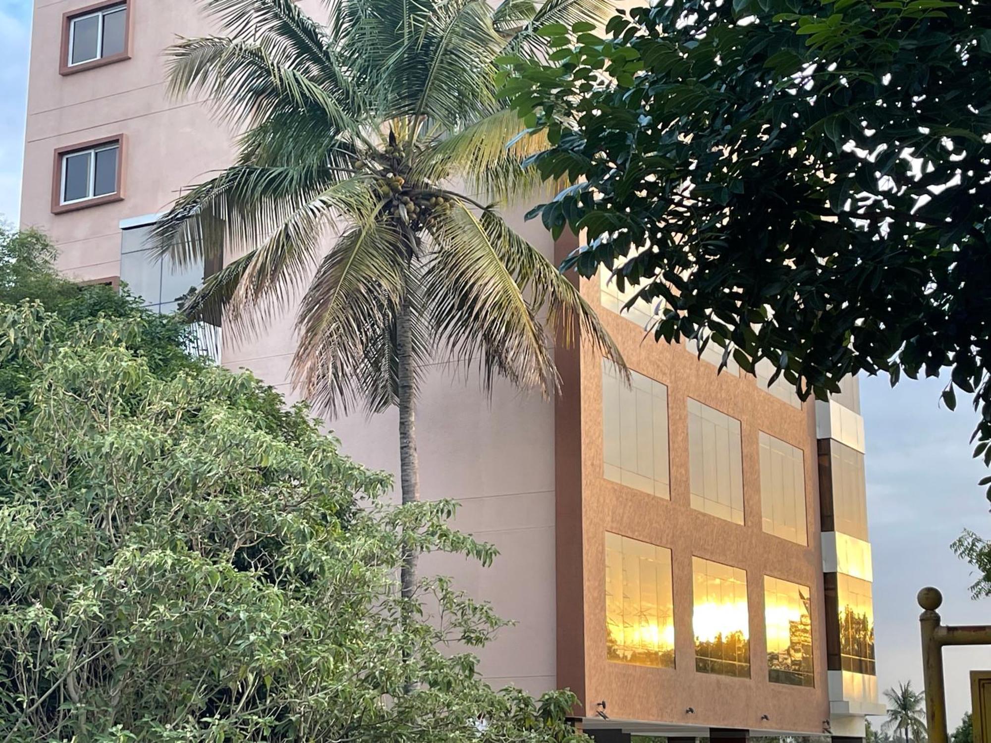 Hotel Aashraya Dod Jala Exteriör bild